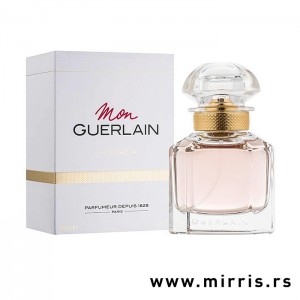 Roze bočica originalnog parfema Guerlain Mon Guerlain pored kutije bele boje