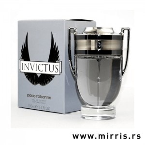Siva kutija i boca parfema Paco Rabanne Invictus u obliku pehara